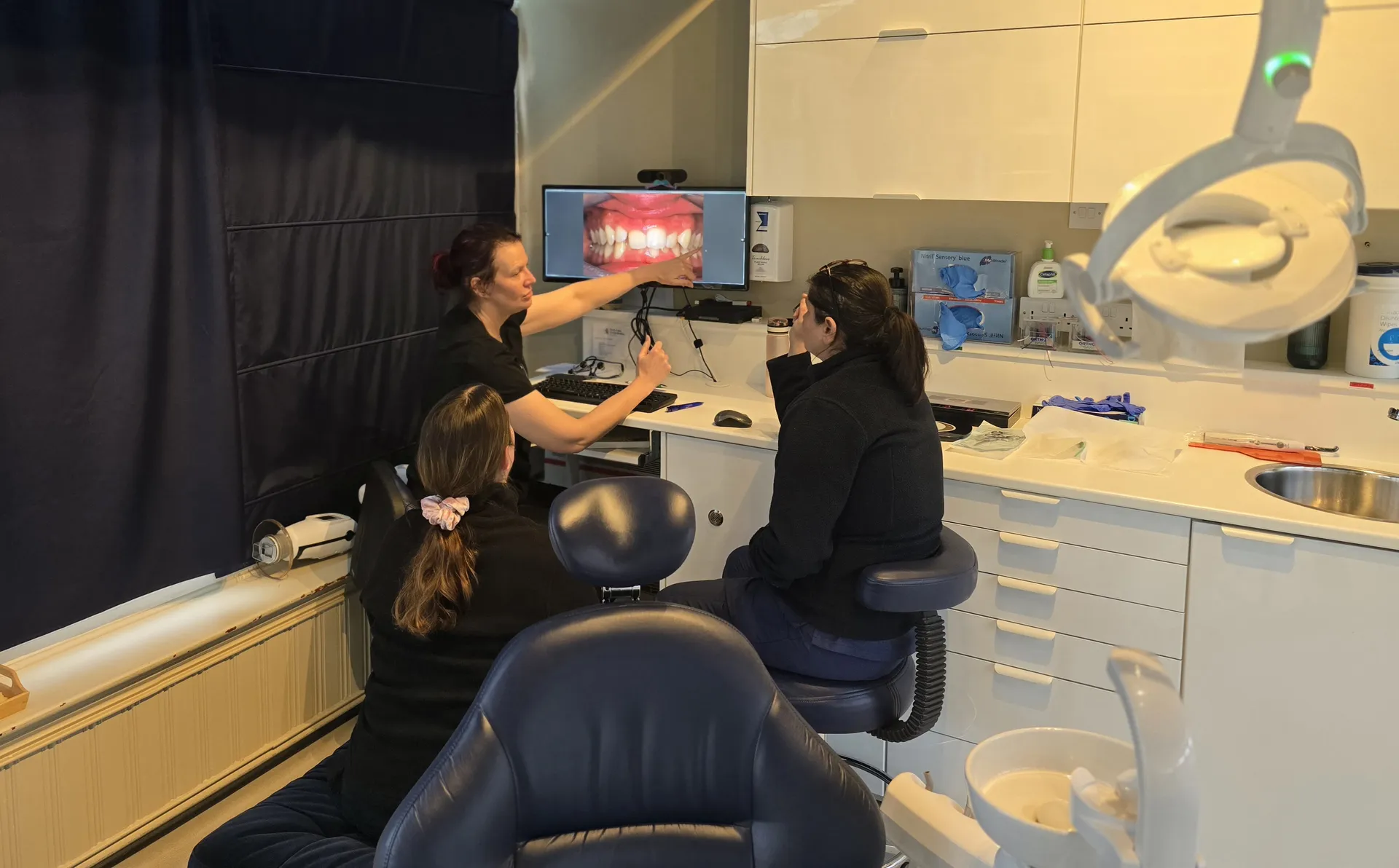 Orthodontic therapist reviewing a patient's scan on screen at Park Lane Orthodontics